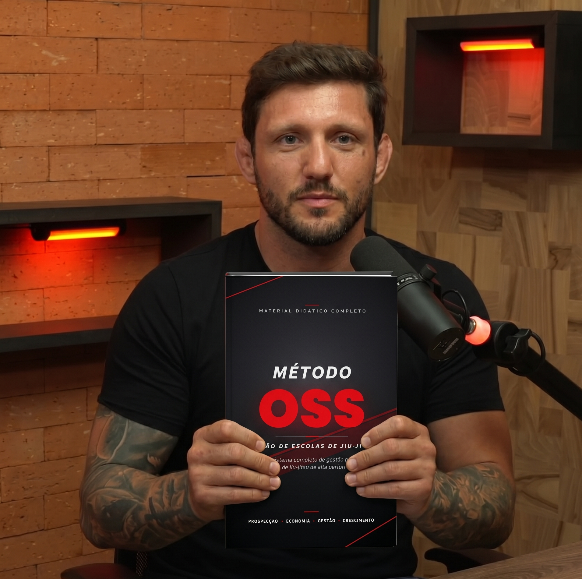 Giacomo Zanini segurando o e-book Método OSS